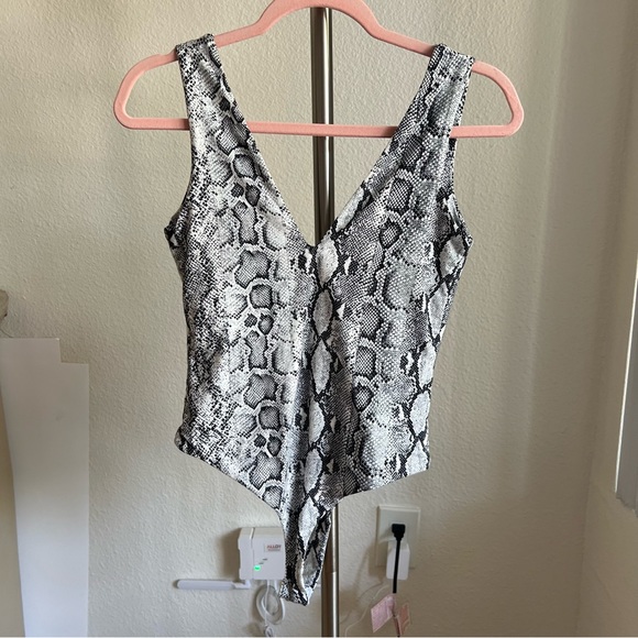 ⭕️SOLD⭕️Fore snakeskin bodysuit size medium body suit Gray White - Picture 3 of 12